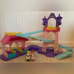 Rare Retired Fisher Price Little People Klip Klop Castle Stable & Princesses
